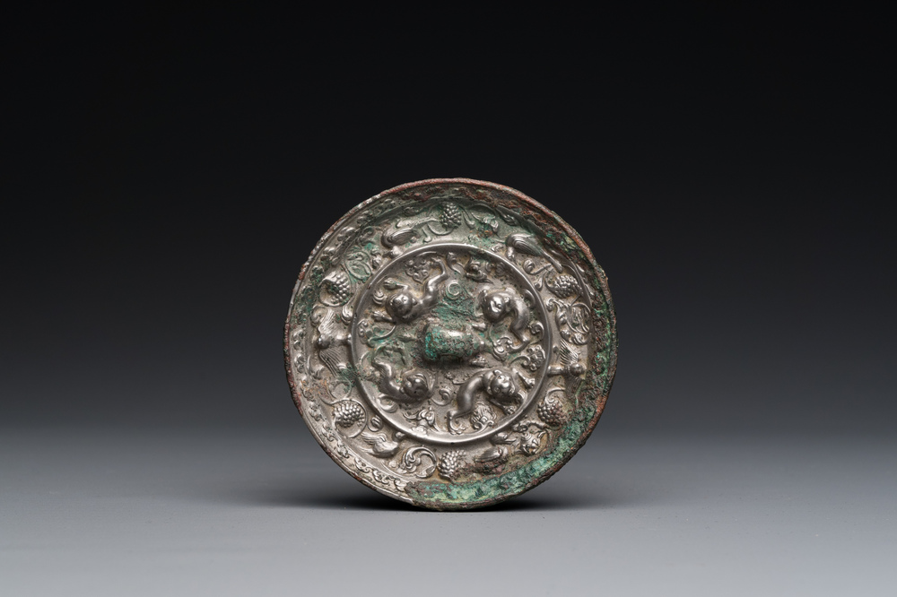 Mirroir en bronze l&eacute;g&egrave;rement argent&eacute; &agrave; d&eacute;cor de lions et de vignes, Chine, Tang