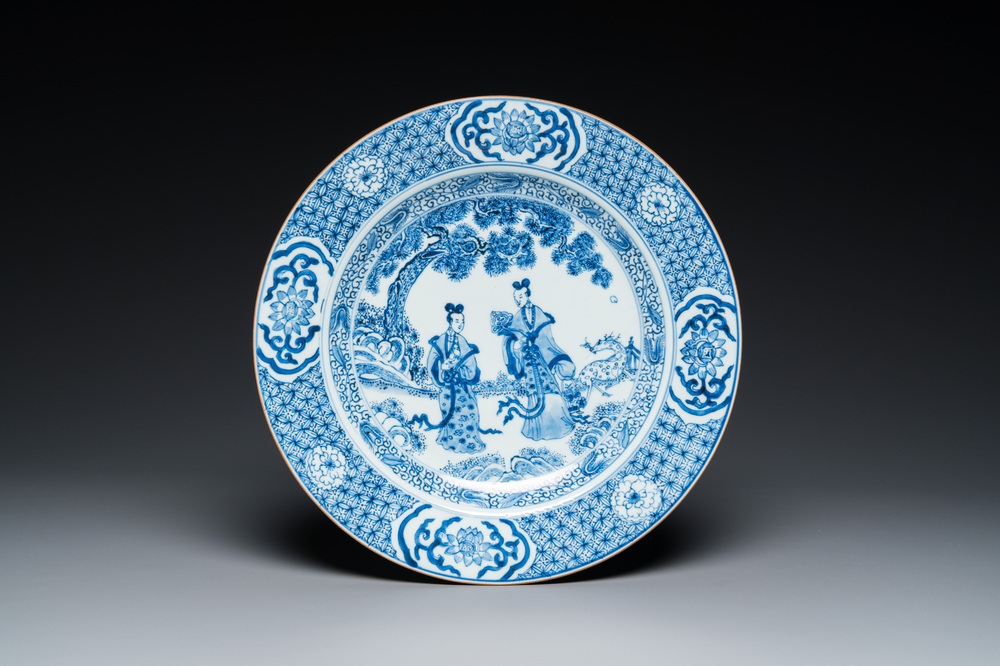 Een Chinese blauw-witte schotel met dames in een tuin, Yonzgheng