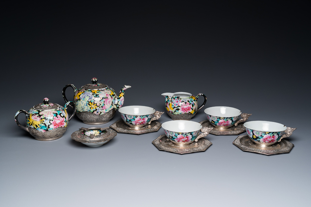 Service &agrave; th&eacute; de huit pi&egrave;ces en porcelaine de Chine famille rose &agrave; d&eacute;cor millefleurs &agrave; monture en argent, marque de Qianlong, 20&egrave;me
