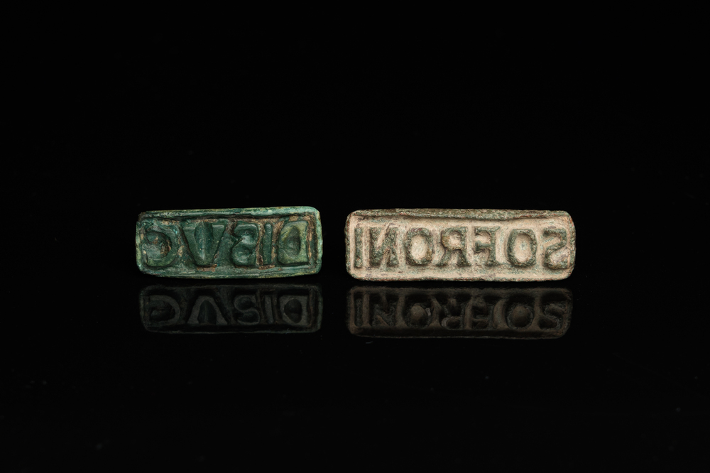 Deux sceaux romains en bronze aux inscriptions 'SOFRONI' et 'DISUC', ca. 2&egrave;me