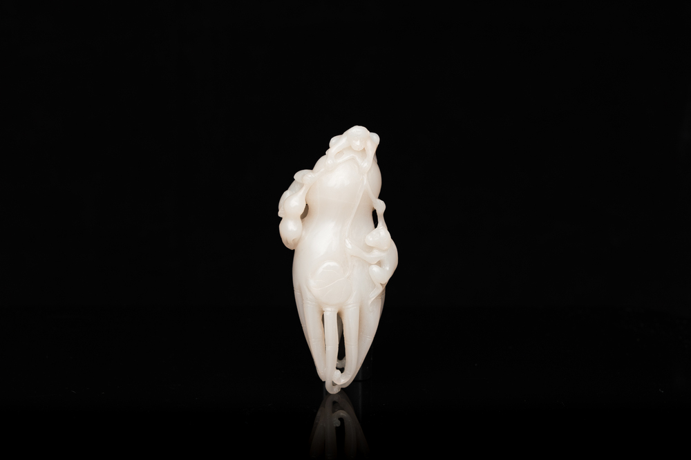 Een Chinese witte jade sculptuur van een 'Boeddha hand' met aapjes, Qing