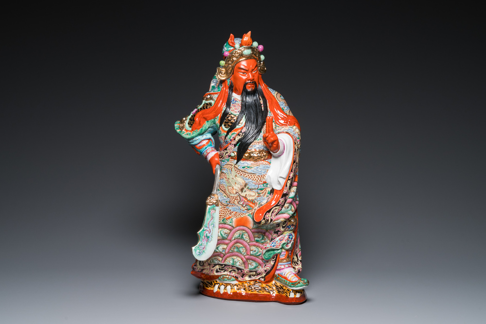 Een grote Chinese famille rose figuur van Guandi, gesign. Zeng Shandong 曾山東, gedat. 1984