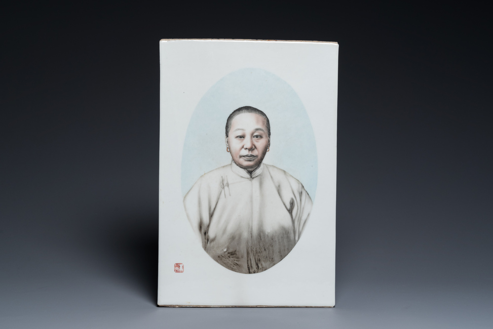 Een Chinese grisaille plaquette met een damesportret, Zhu Shouzhi 朱受之 zegelmerk, 20e eeuw
