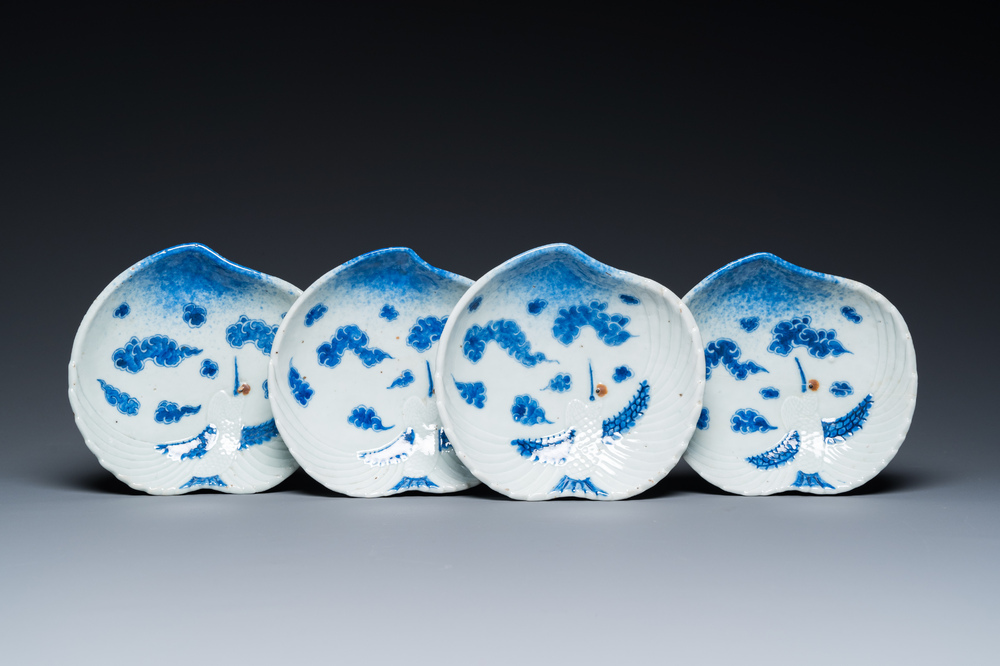 Vier Japanse blauw-witte driepotige perzikvormige schotels met kraanvogels, Edo, 18/19e eeuw