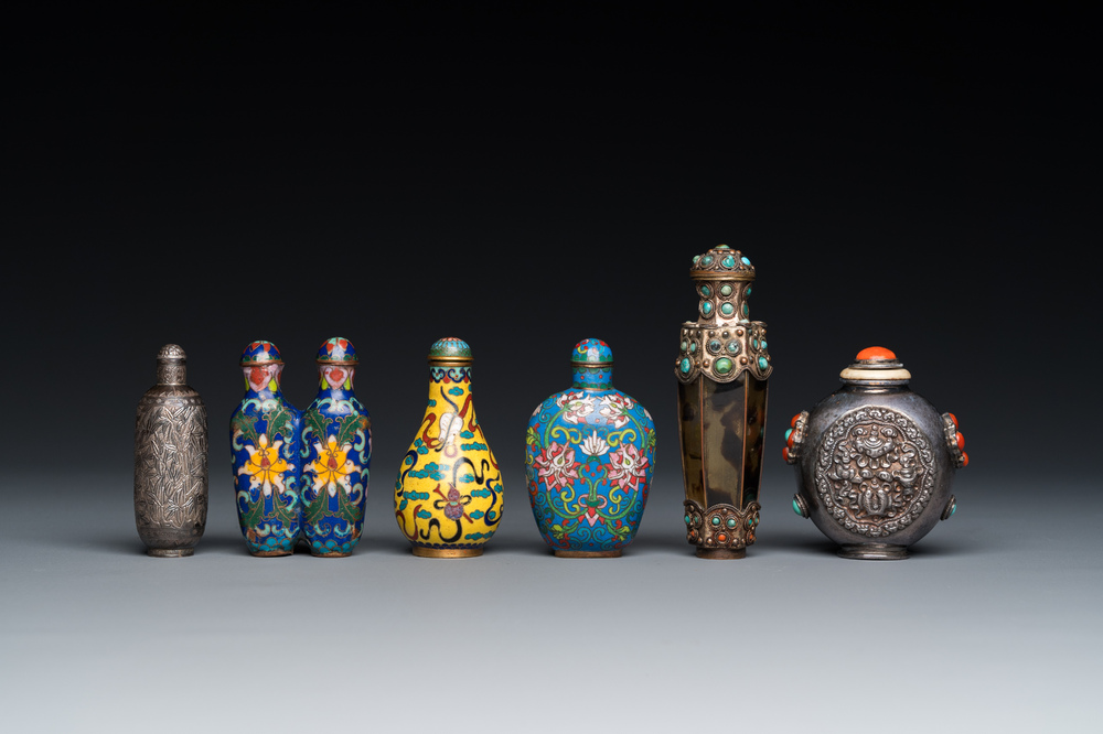 Zes Chinese snuifflessen in zilver en cloisonn&eacute;, 19/20e eeuw
