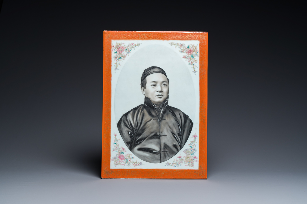 Een Chinese famille rose en grisaille plaquette met fijn portret van een man, 19/20e eeuw