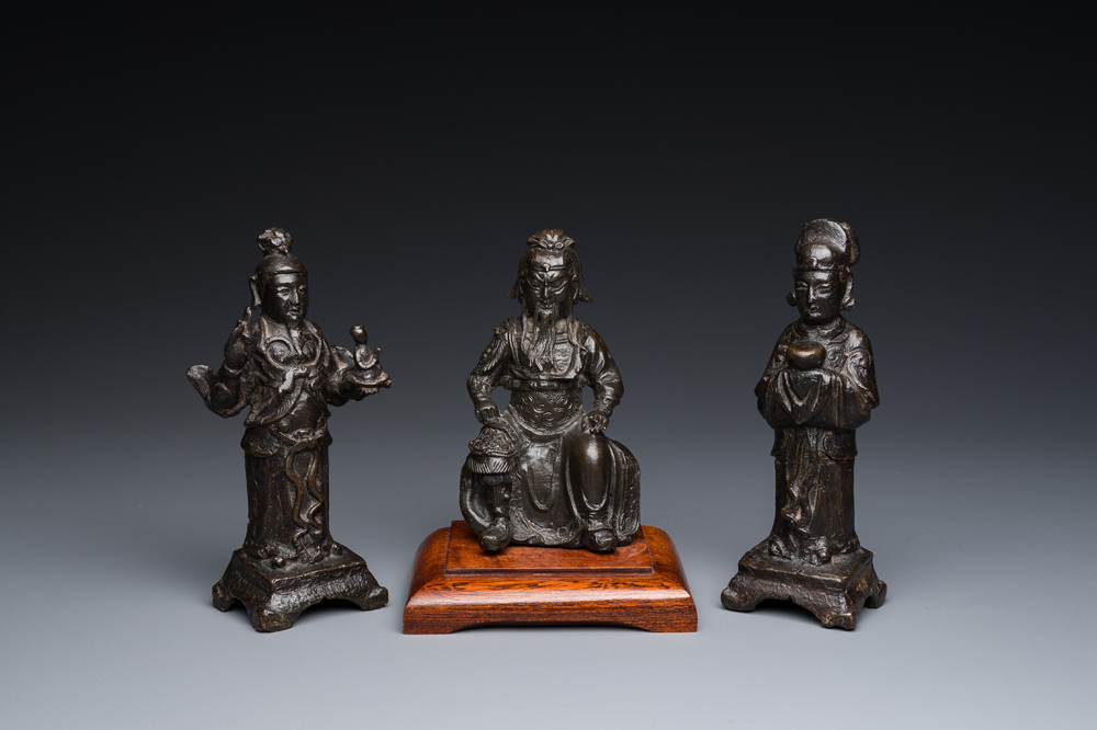 Drie Chinese bronzen figuren van Guanyu, Li Jing en een ambtenaar, Ming