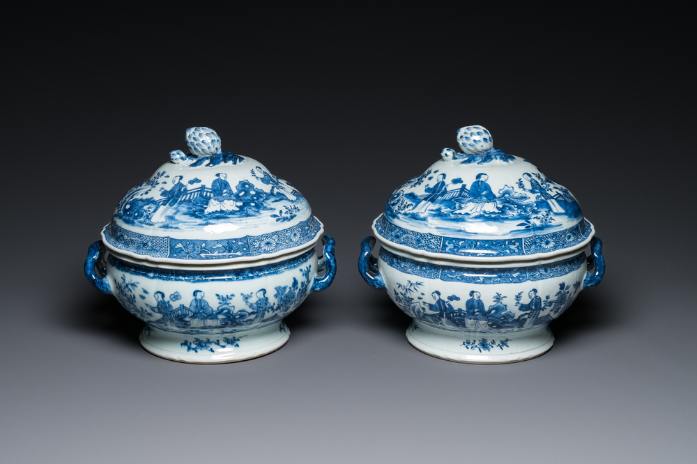 Paire de terrines couvertes en porcelaine de Chine en bleu et blanc, Qianlong