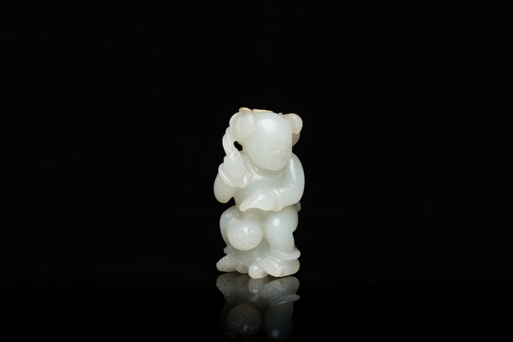 Sculpture en jade c&eacute;ladon d'un gar&ccedil;on avec un chat, Chine, Qing
