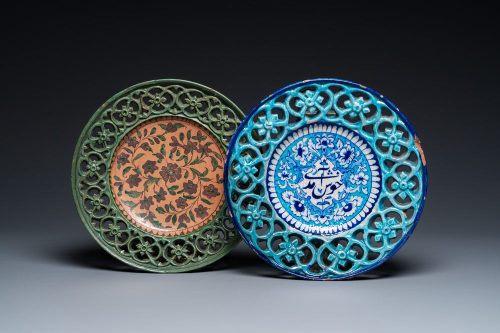 Deux plats aux bordures ajour&eacute;es en c&eacute;ramique polychrome de Multan, Pakistan, 19/20&egrave;me