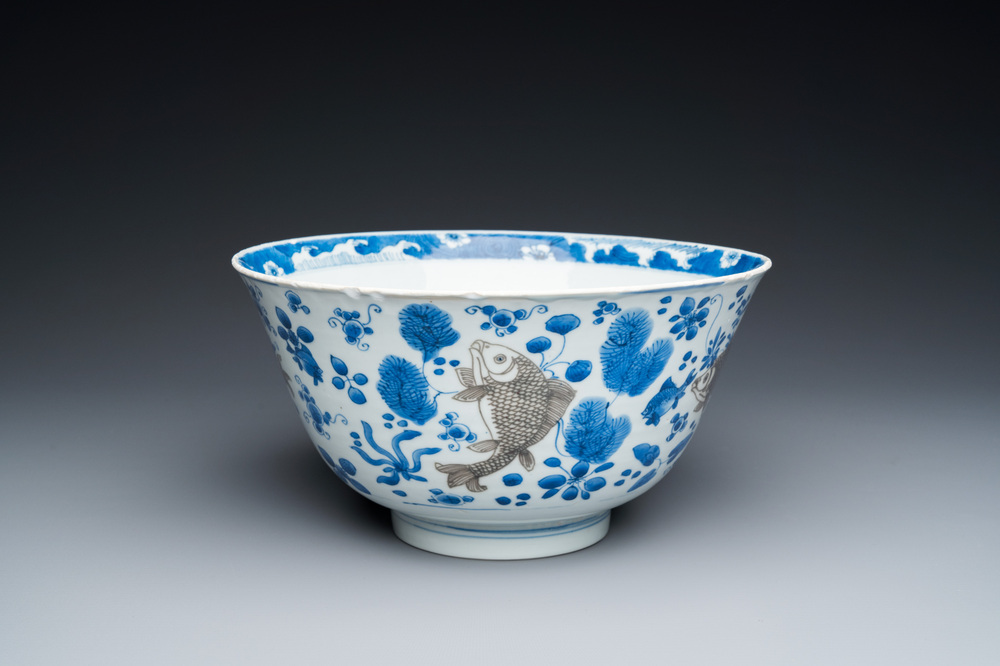 Een Chinese blauw-witte en koperrode kom met karpers, Kangxi