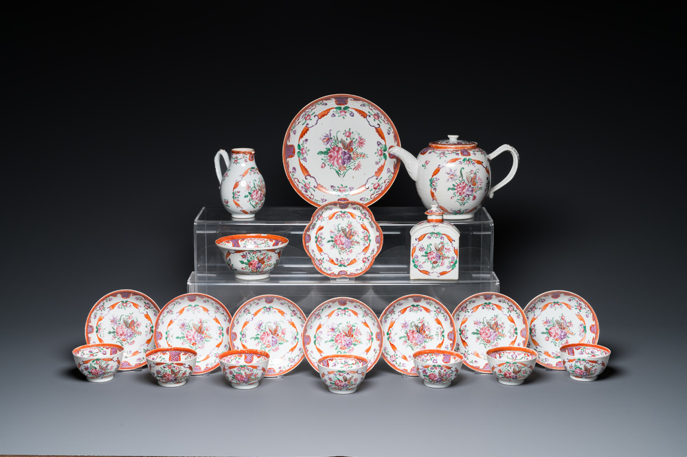 Een Chinees 20-delig famille rose theeservies met floraal decor, Qianlong