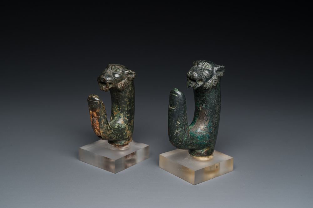 Paire d'ornements romains en forme de t&ecirc;te de panth&egrave;re et crochets en forme de doigt en bronze, ca. 2&egrave;me