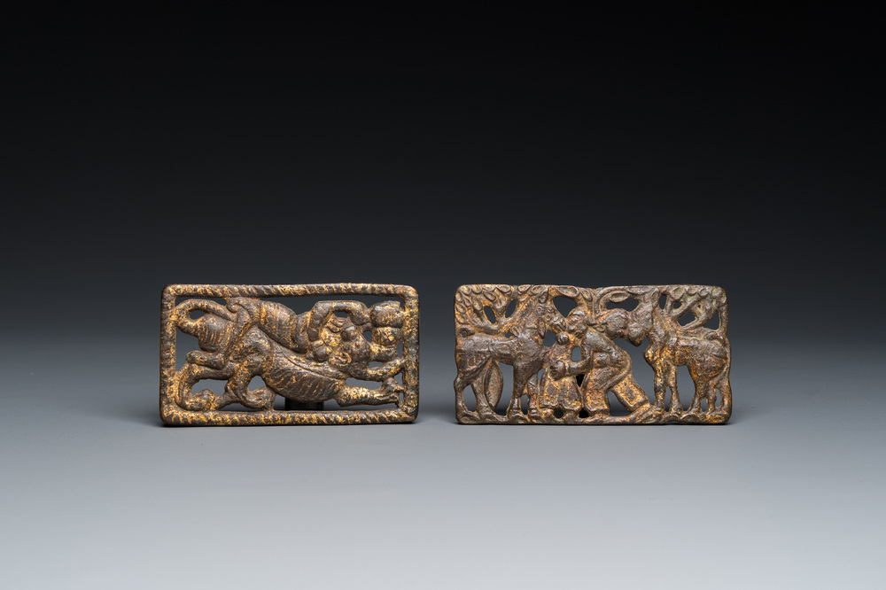 Twee Chinese riemgespversieringen in verguld brons, Xiongnu cultuur, Qin
