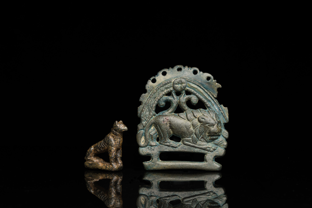 Un mod&egrave;le d'une panth&egrave;re en bronze romain et une plaque de ceinture avec un lion, ca. 2&egrave;me