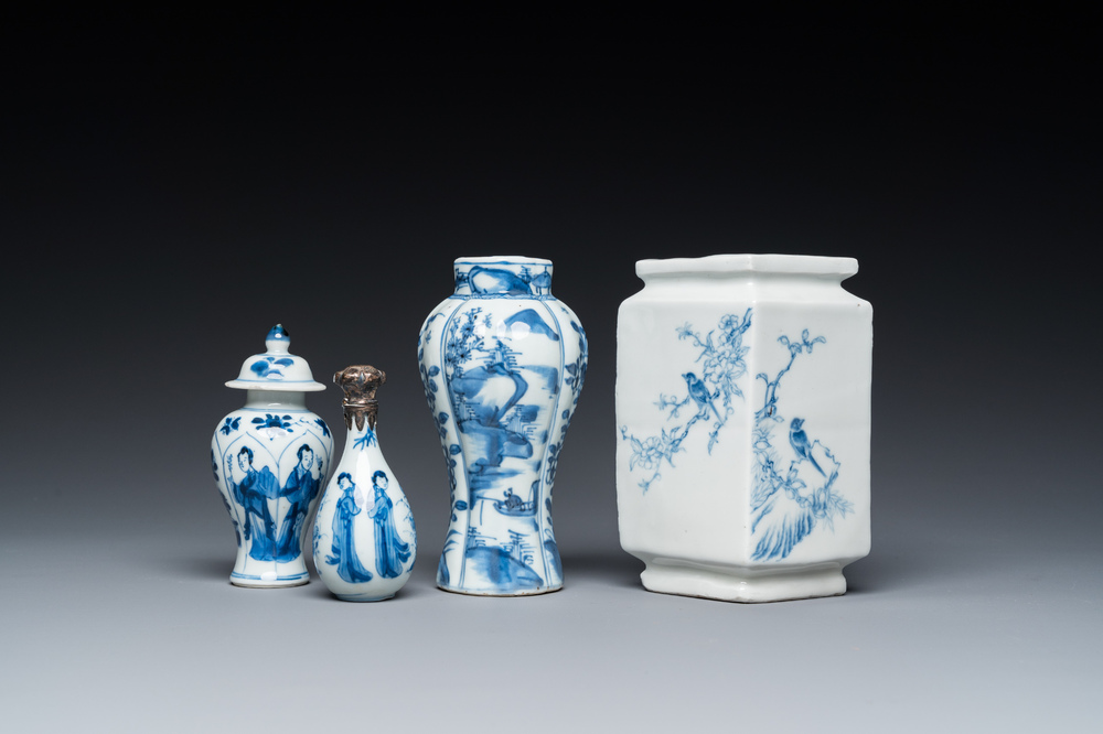 Vier Chinese blauw-witte vaasjes, Kangxi en later