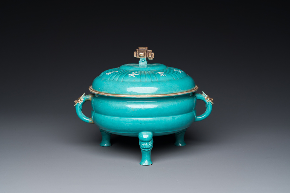 A Chinese turquoise-glazed tripod bowl and cover, 19th C.