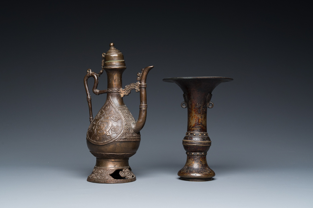 Een Chinese bronzen dekselkan voor de islamitische markt en een 'gu' vaas, Ming