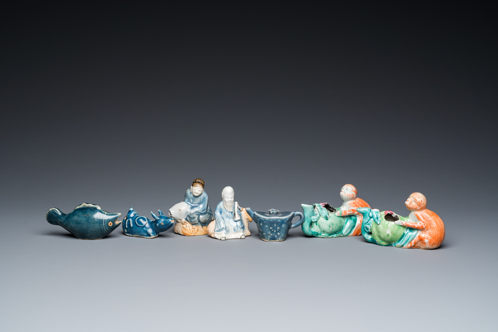 Zeven Chinese blauw-witte, monochrome en famille rose waterdruppelaars, Qianlong en later
