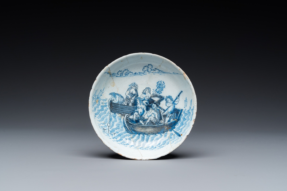 Rare coupe en fa&iuml;ence de Delft en bleu et blanc &agrave; d&eacute;cor de normands dans deux barques, 17&egrave;me