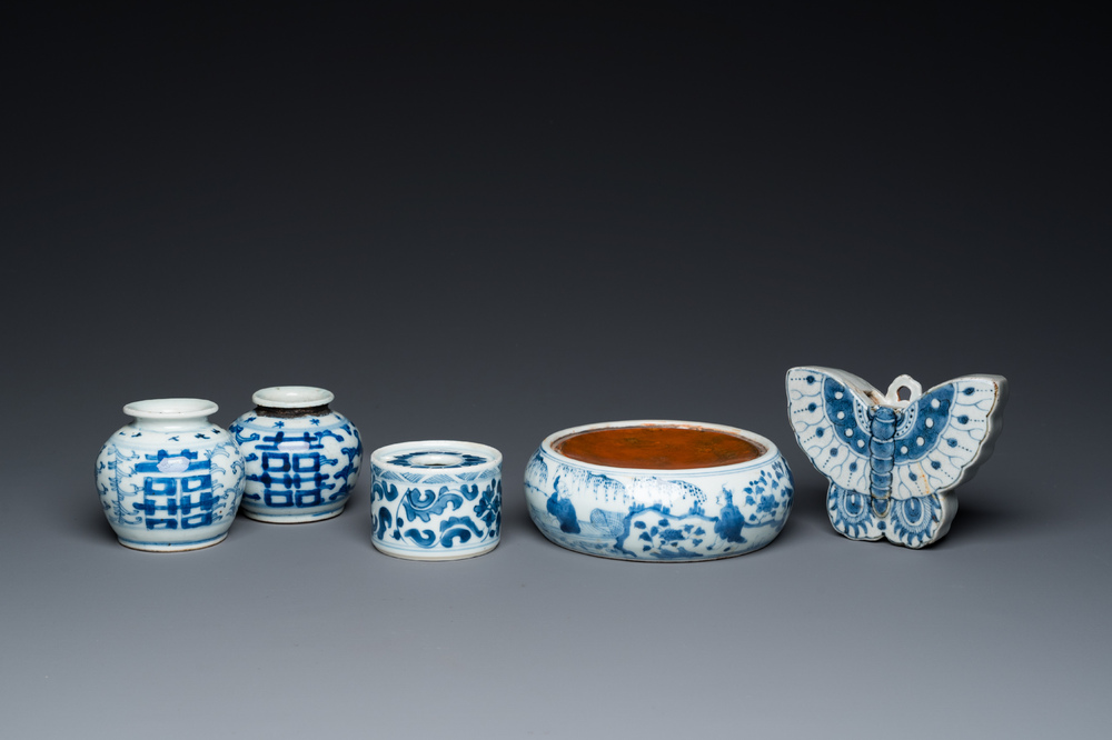 Vijf stukken Chinees blauw-wit porselein, Kangxi en later
