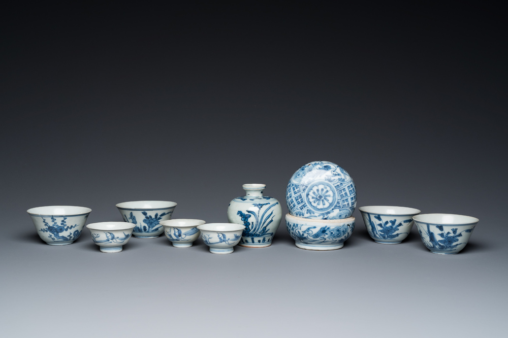 Negen stukken Chinees blauw-wit scheepswrakporselein, Wanli en later