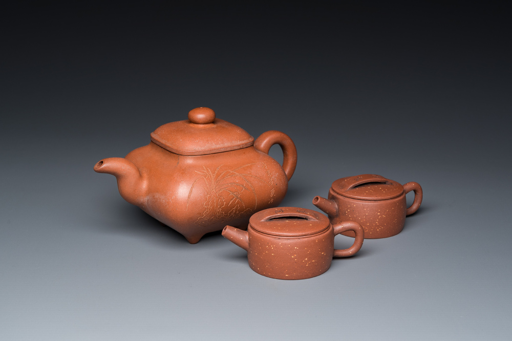 Drie Chinese Yixing steengoed theepotten met deksels, Republiek