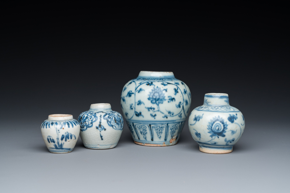 Vier Chinese blauw-witte vaasjes, Ming