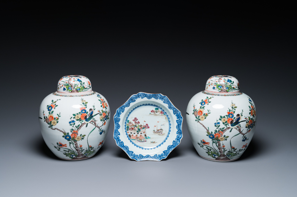 Een Chinees famille rose 'Fort Folly' bord en een paar Samson dekselpotten in famille verte-stijl, Qianlong en 19e eeuw