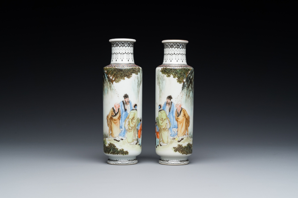 Een paar Chinese rouleau vazen, gesigneerd Xiong Xiaofeng 熊曉峰, gedateerd 1947