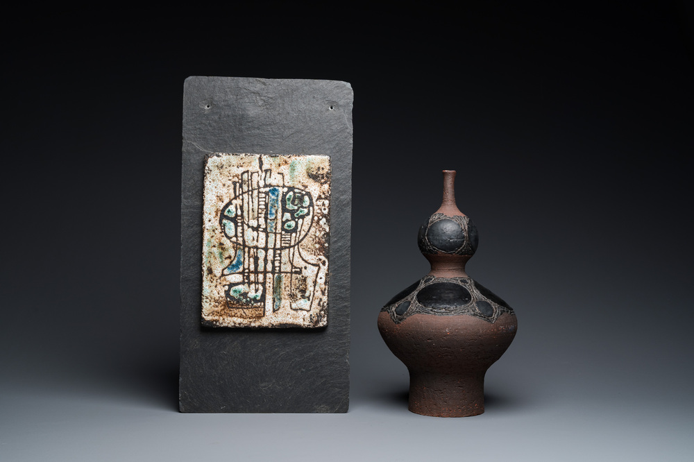 Un vase en gr&egrave;s de Perignem en partie &eacute;maill&eacute; noir et une plaque en c&eacute;ramique de Pia Manu, 2&egrave;me moiti&eacute; du 20&egrave;me