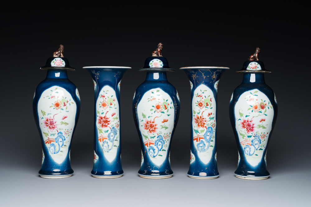 Een Chinees famille rose kaststel van vijf vazen met floraal decor op blauwe fondkleur, Qianlong