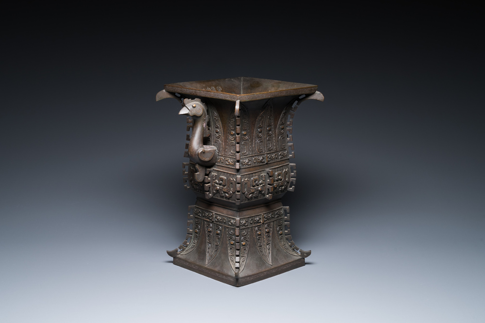 Een Chinese archa&iuml;stische deels vergulde bronzen 'fangzun' vaas met inscriptie, 19e eeuw