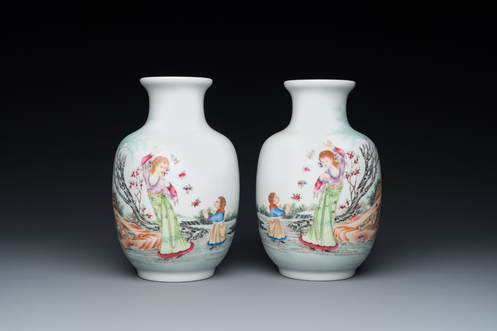 Een paar Chinese famille rose vazen, Qianlong merk, 20e eeuw
