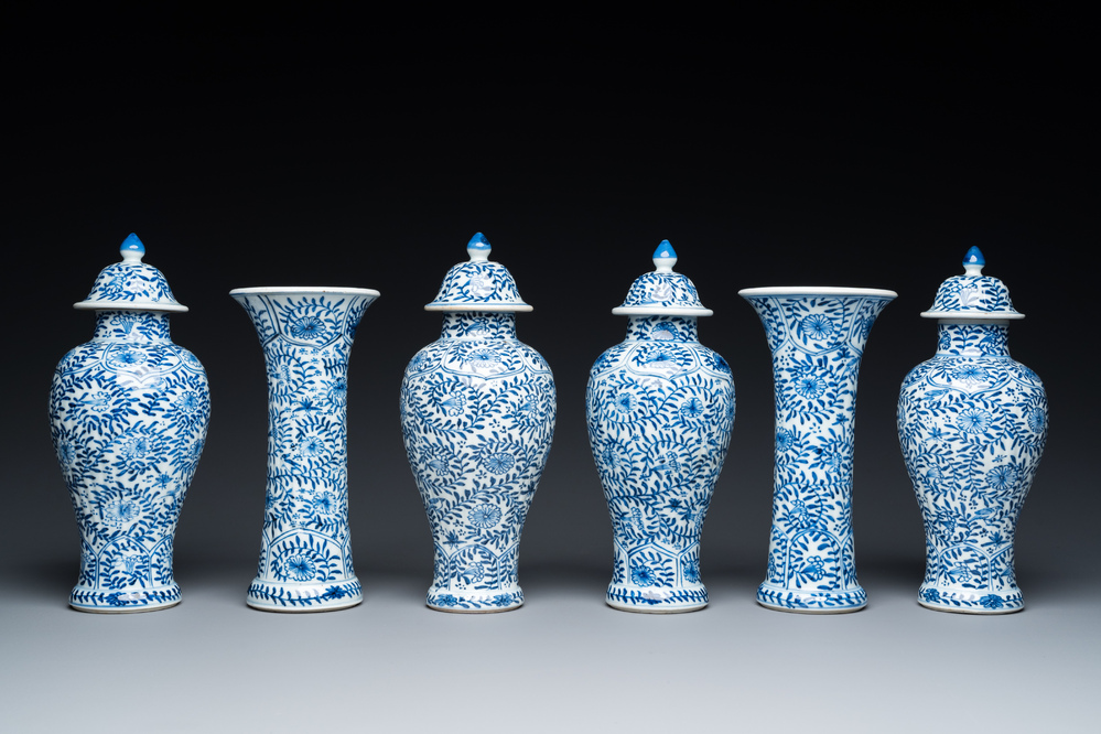 Een Chinees blauw-wit kaststel van zes vazen met floraal decor, Kangxi