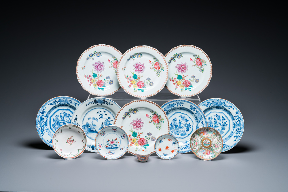 13 stukken Chinees blauw-wit en famille rose porselein, Kangxi en later