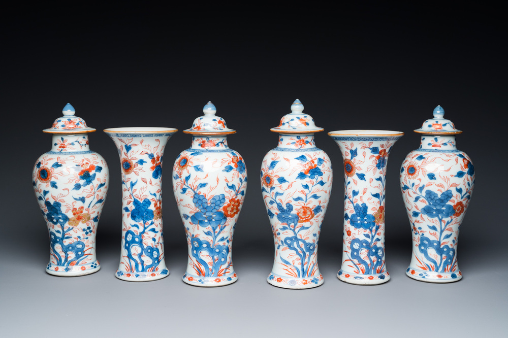 Een Chinees Imari-stijl kaststel van zes vazen met floraal decor, Kangxi