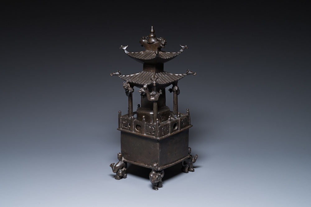 Een Chinese vierkante bronzen 'pagode' wierookbrander met inscripties, 17/18e eeuw