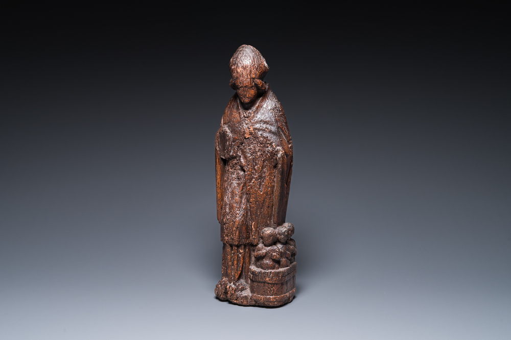 Saint Nicolas aux trois gar&ccedil;ons dans le saloir en ch&ecirc;ne sculpt&eacute;, Flandre, 16&egrave;me