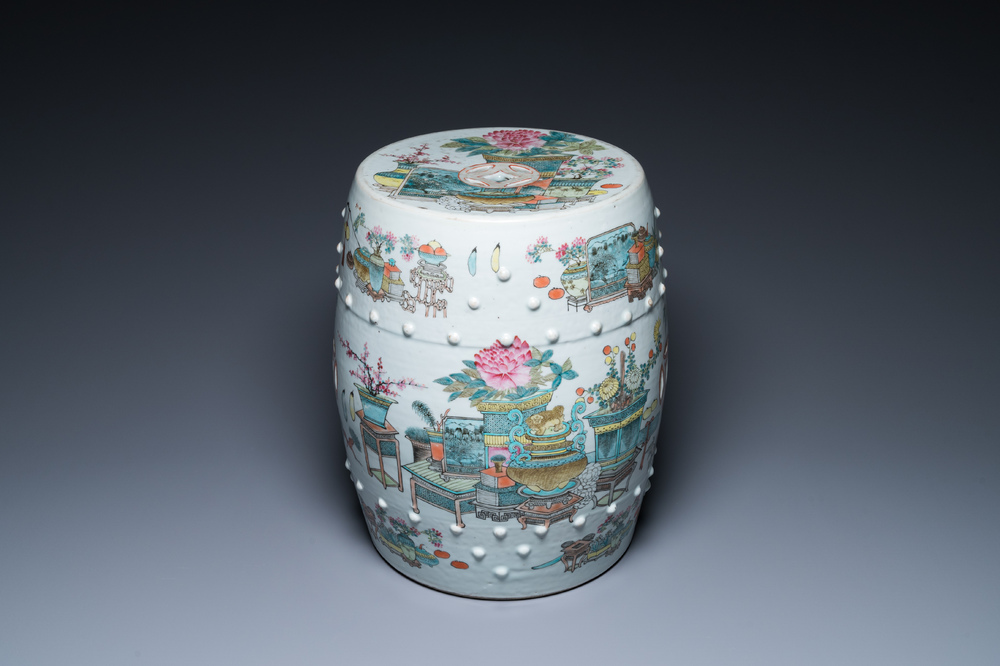 A Chinese qianjiang cai garden seat with antiquities in the style of Xu Pinheng 許品衡, 19th C.