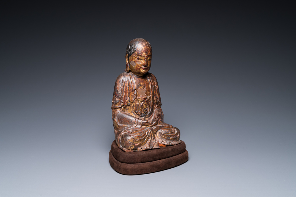 Un Arhat en bois dor&eacute; et laqu&eacute;, Chine, Ming