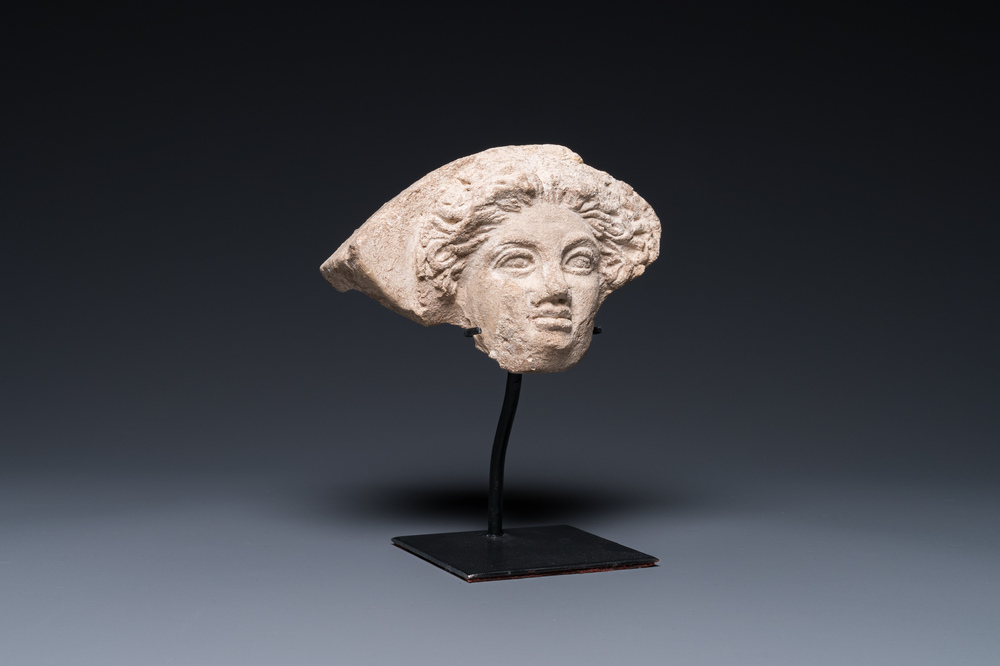 Ant&eacute;fixe en forme de t&ecirc;te de femme en terre cuite &agrave; engobe blanc, Gr&egrave;ce, 5/4&egrave;me av. J.-C.