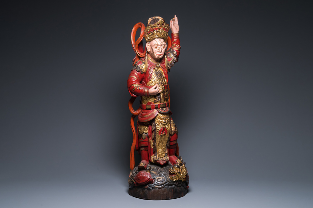 Een grote Vietnamese vergulde en gelakte houten figuur van een hemelse koning, 19/20e eeuw