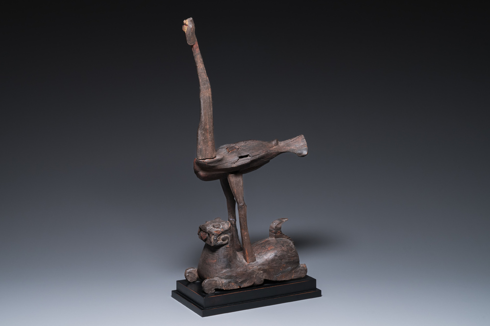 Een Chinese houten sculptuur met een kraanvogel op een tijger, Periode der Strijdende Staten