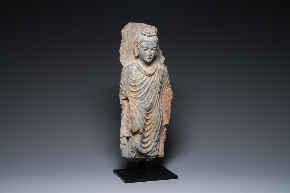 Sculpture de Bouddha Shakyamuni en schiste gris, Gandhara, 3/4&egrave;me