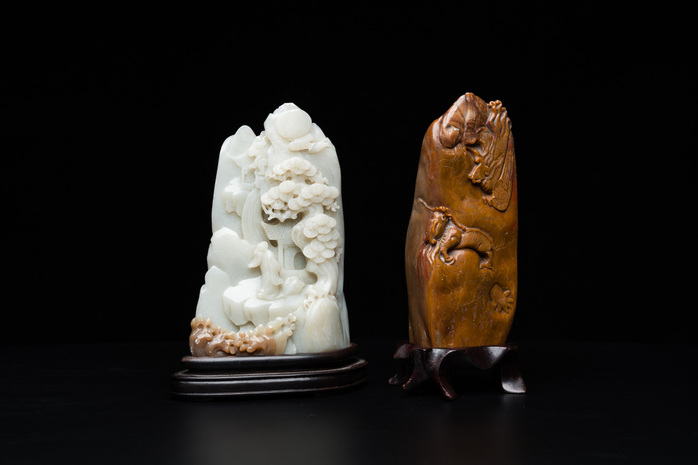 Een Chinese bruine jade zegelstempel met inscriptie en een witte jade sculptuur van een berglandschap, 19/20e eeuw