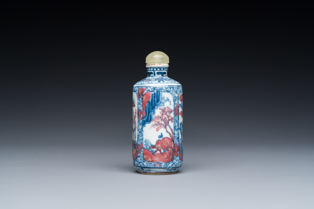 Een Chinese blauw-witte en koperrode snuiffles, 19e eeuw