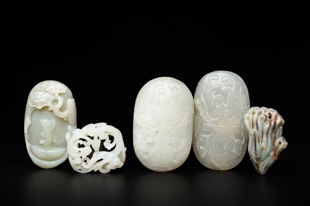 Vijf Chinese snijwerken in celadon en witte jade, 19/20e eeuw