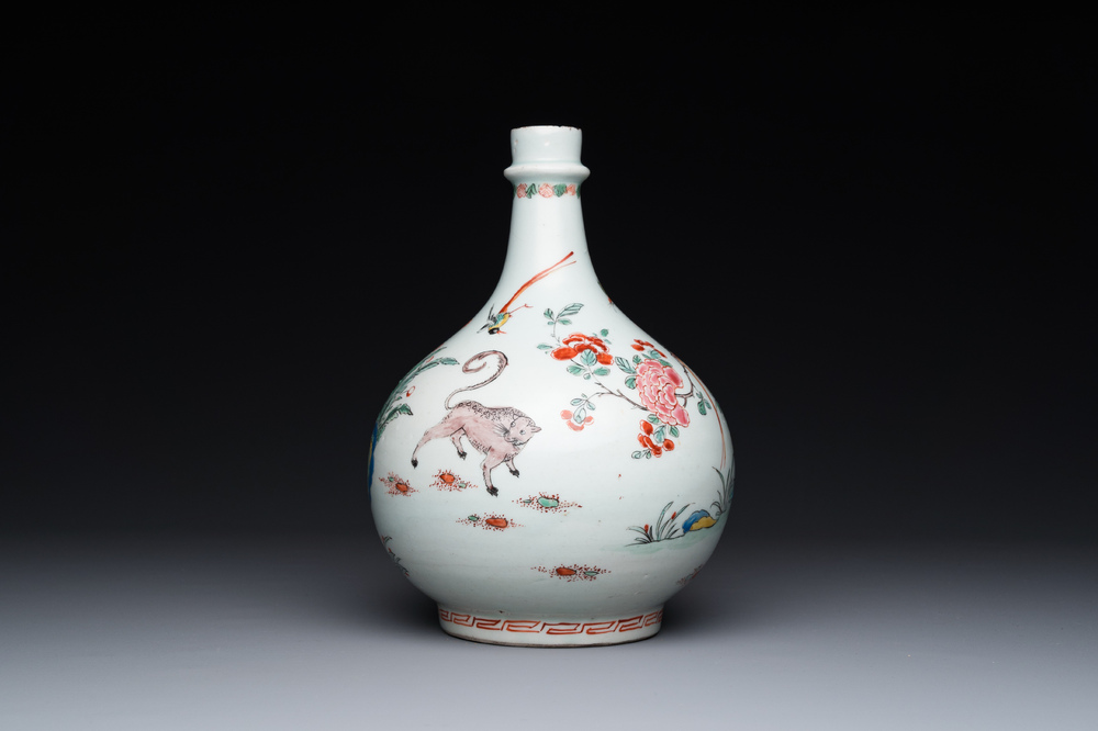 A Dutch-decorated Japanese Arita bottle with Kakiemon-style decoration, Edo, 17/18th C.