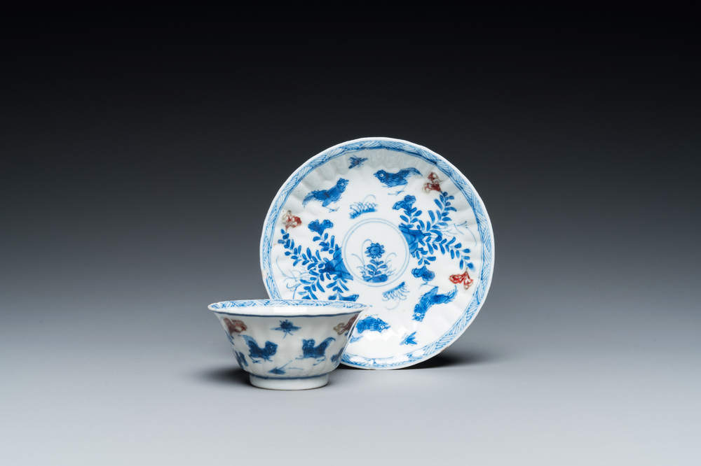Een Chinese blauw-witte en koperrode kop en schotel, Kangxi